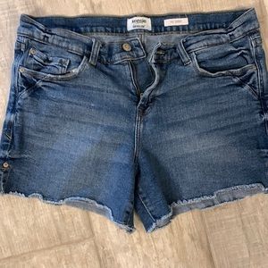 Super cute women’s Kensie denim shorts. Size 8.